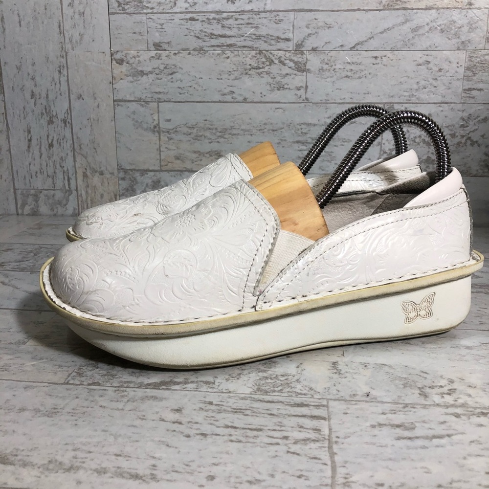 - ALEGRIA Debra White Tooled Leather Clogs Mules Size 37 Great Condition #b10